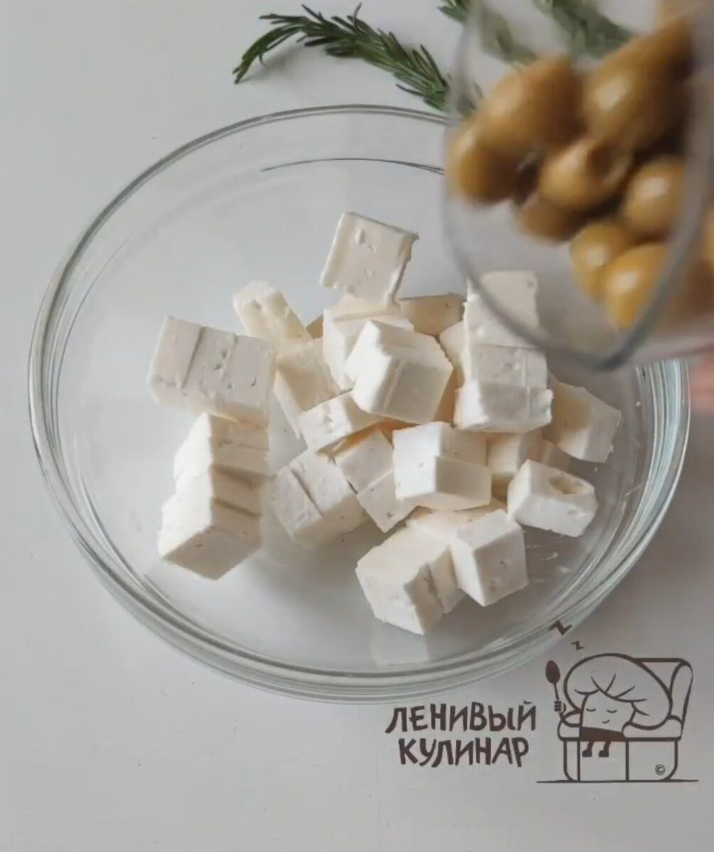 Нарезаем брынзу кубиком