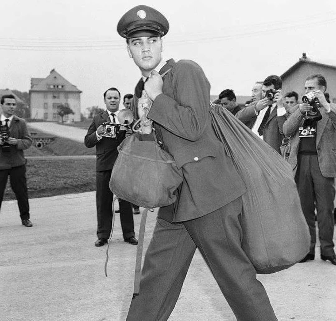 Где служил пресли. Элвис Пресли в армии. Элвис в армии, 1958. Элвис Пресли в армии 1958 год. Элвис Пресли в армии фото