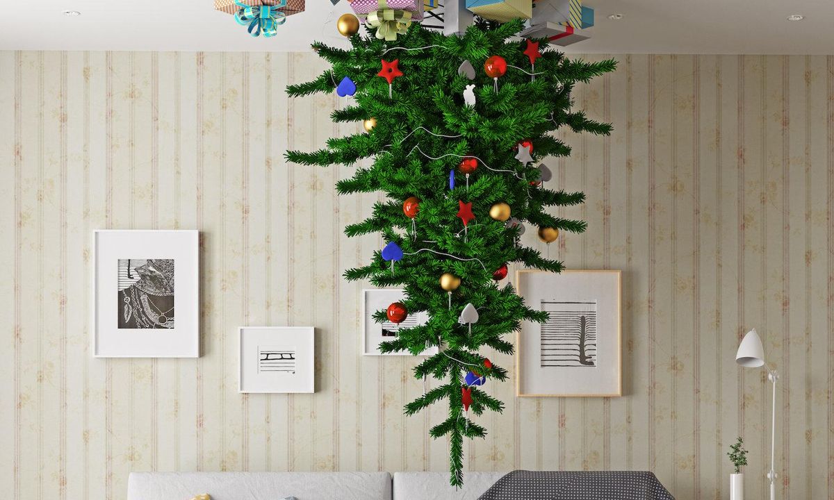 Когда только пошла мода ставить елку, то ее сначала крепили к потолку, это считалось нормой 