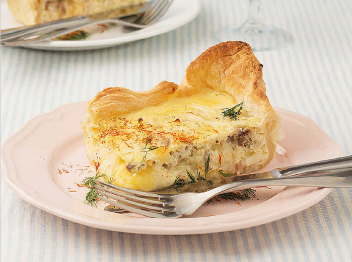 Быстрый луковый пирог из слоеного теста, колбасы и сыра – пошаговый рецепт приготовления с фото