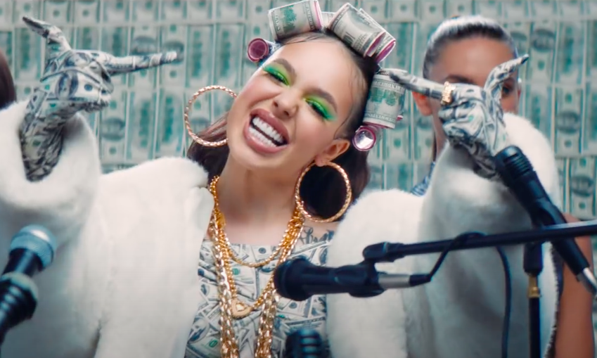 Китч дошел до абсурда)