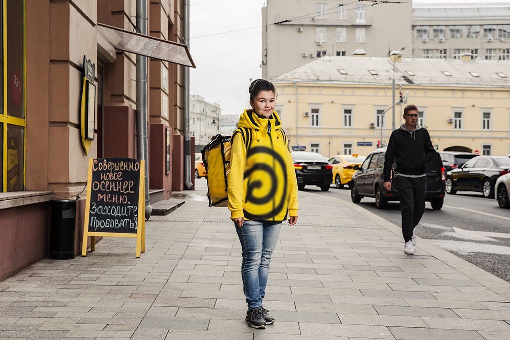 фото с сайта totalhub Сколько рублей в час зарабатывают курьеры Яндекс Еды?