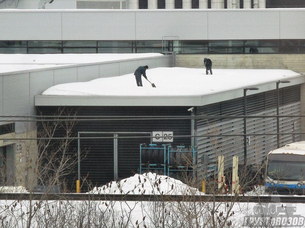 Важно вовремя чистить крыши от снега, чтобы они не повредились под давлением снежного покрова