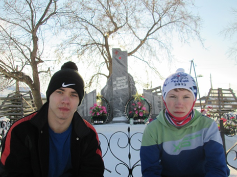 Участники марафона у обелиска в селе Никольском