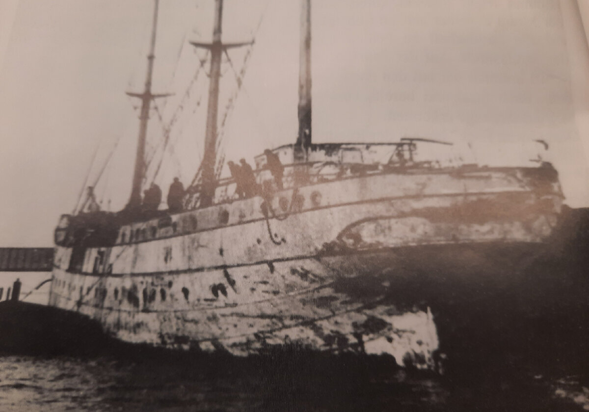 Барк поднят со дна