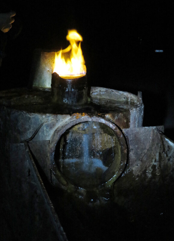 как зажечь воду. как зажечь воду. вода горит как топливо видео. как зажечь воду. сжигание воды.