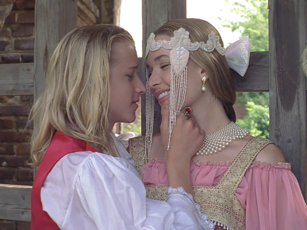 Кадр из фильма "Тайны дворцовых переворотов. Вторая невеста императора" (2001 г., реж. С. Дружинина)  