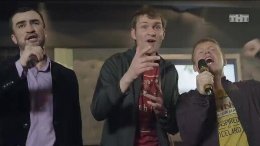 Рюмка на столе караоке