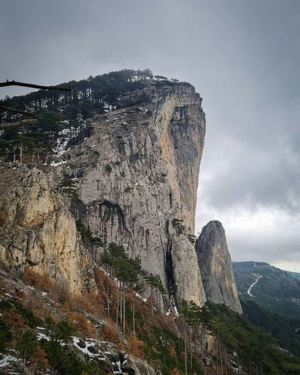 Скалистая вершина Курочка в Крыму