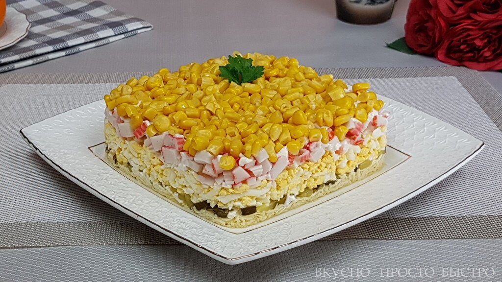 Салат из крабовых палочек, кукурузы и огурца