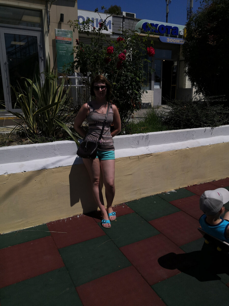 Единственная детская площадка, рядом с переходом и Сбербанком