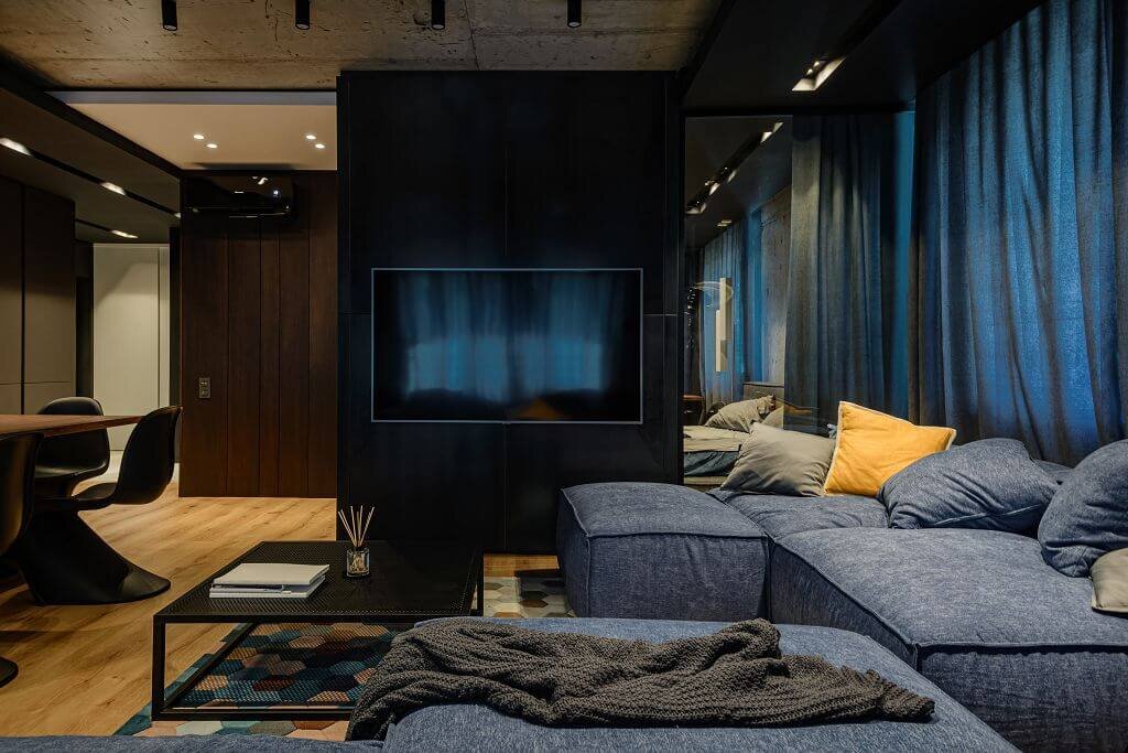 Зона гостиной. Диван по эскизам авторов проекта, ковер BoConcept.