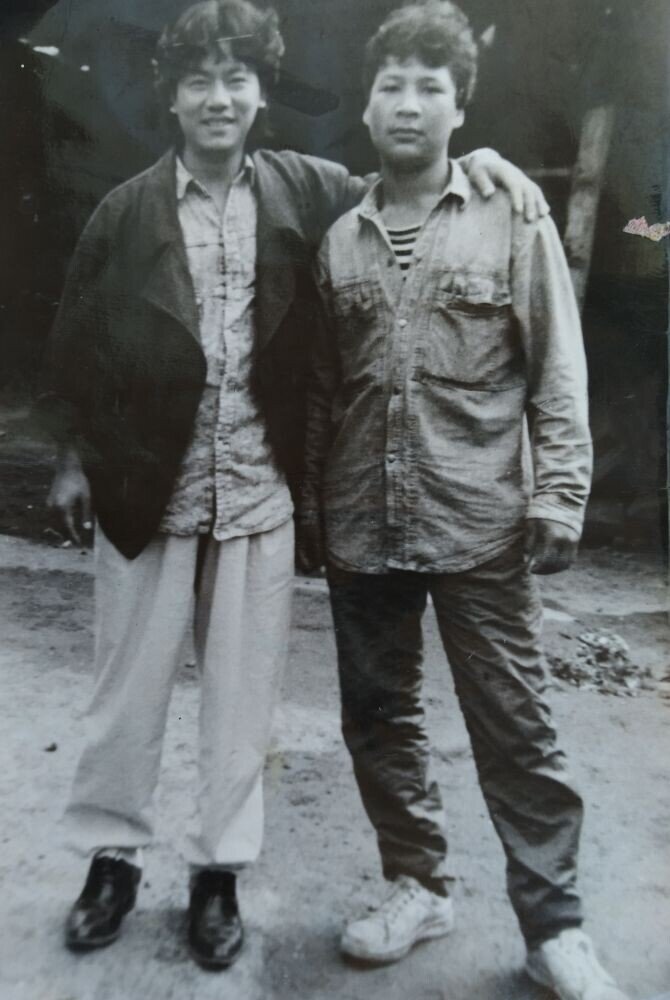 Ван Чун вместе с сыном Есена Исмаилова - Рашидом. Во дворе Исмаиловых в Киргизии.