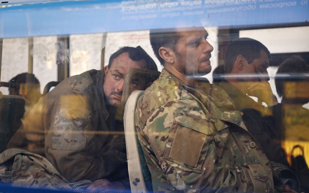 Сдавшиеся ,вышедшие с "Азовстали" боевики, "принятые" в автобус. фото: картинки  яндекса.