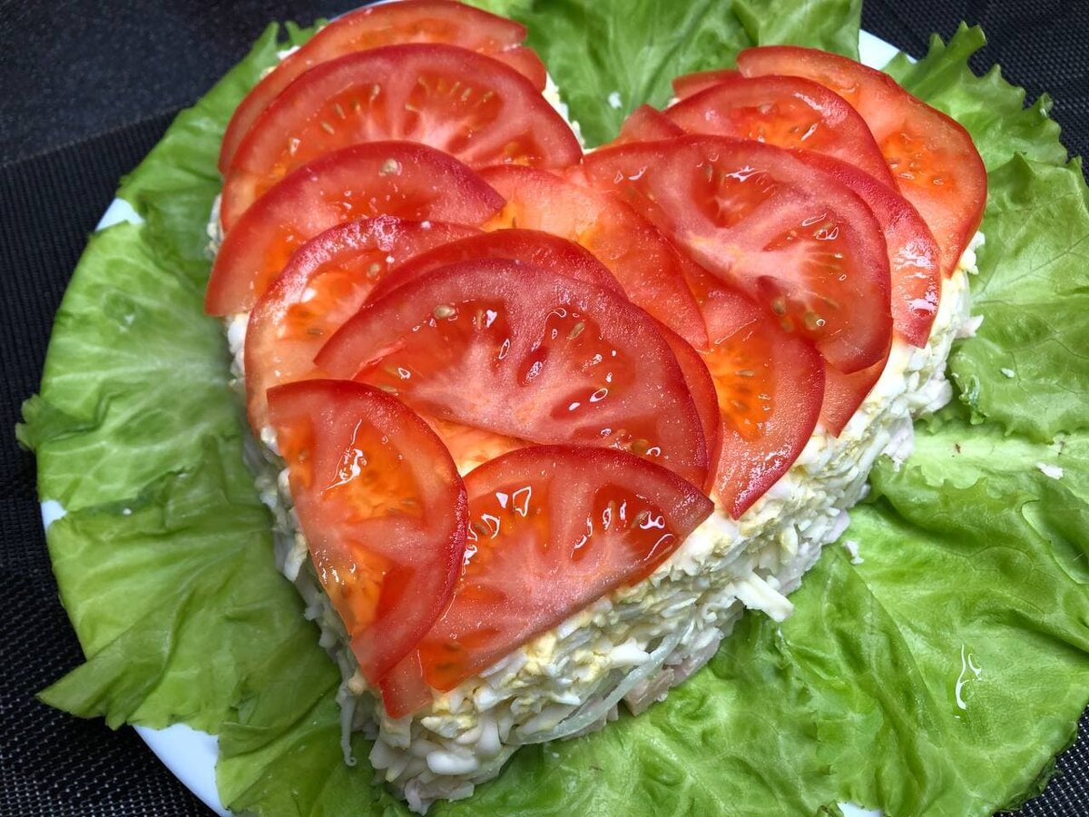 Салат "Сердце" с курицей и маринованным луком.
