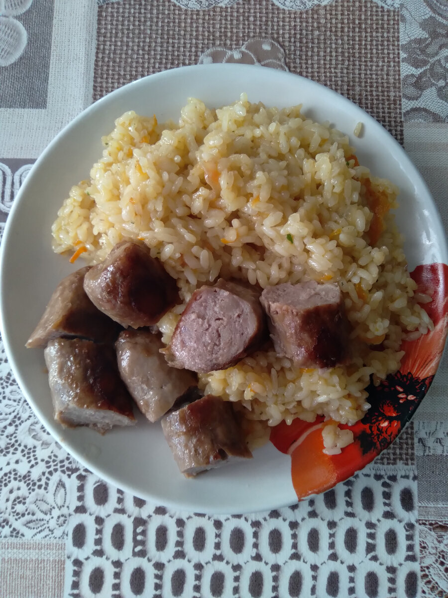 Рис с жареными купатами.