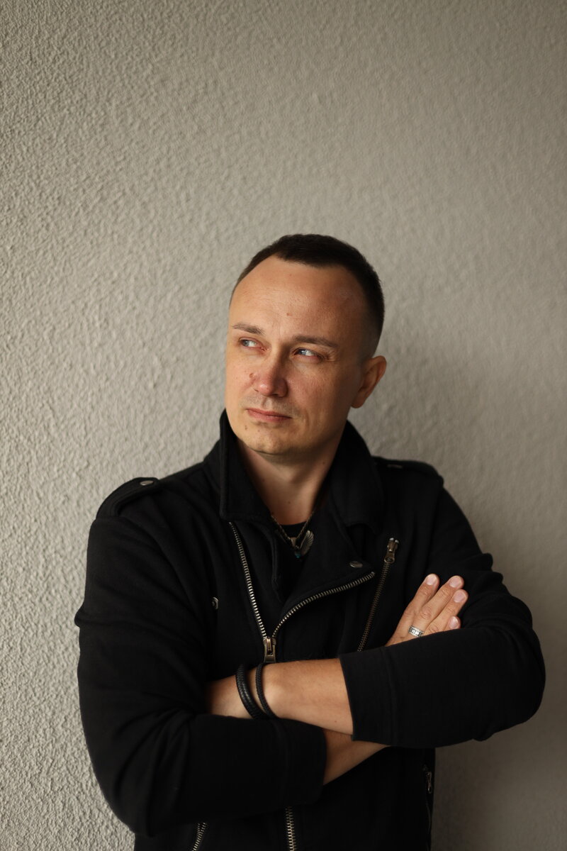 Я когда слышу от знакомых, что они хотят поменять все вокруг и изменить несправедливый мир! Слышу о предвзятом отношении к ним. И вот даже тут компания или кассирша на кассе несправедливо к ним отнеслась. Катастрофа просто!! Что делать?
Куда бежать?
Кому жаловаться?
Ответ прост, бежать никуда не надо, жаловаться тоже не стоит, а вот делать конечно нужно!!! Нужно начать с маленького шага по направлению к своему внутреннему миру и потом еще шаг, чтобы начать наводить там порядок! И так маленькими шажками, постепенными осознаниями жизнь начнет меняться и налаживаться и мир вокруг поменяется, и кассирша будет улыбаться и компания будет выполнять обязательства🌟 Главное, чтобы человек хотел изменений! Если он не хочет изменений, то ему никто не поможет, потому что это «классная» позиция, когда есть кого обвинять в своих проблемах!

Вывод: не нужно исправлять внешний мир: он такой какой есть ни плохой, ни хороший. Всё остальное это ваши выводы, которые вы делаете о нем, через проекцию своей внутренней призмы. Протрите линзу и все будет блестеть!

Всем добра❤ С любовью к каждому, ваш АВ.

#мотивация #жизнь #жизненно #философия #рассуждения #отношения #коуч #принятие #принятиесебя #любовь