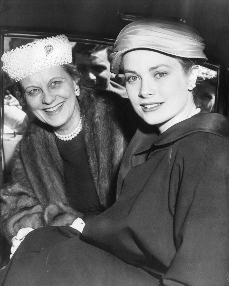 Мать и Грейс.