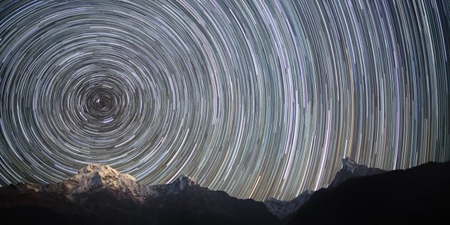 Фото звёздного неба c Земли при многочасовой экспозиции — иллюстрация вращения Земли вокруг своей оси. Изображение: Anton Yankovyi / Wikimedia Commons📷

