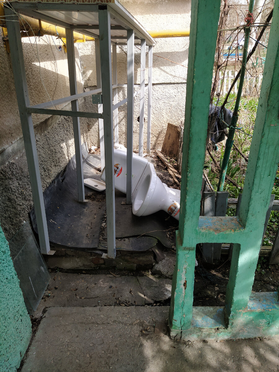 На входе в подъезд