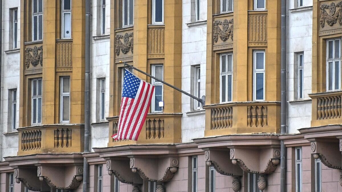    Флаг на здании посольства США на Новинском бульваре в Москве© РИА Новости / Евгений Одиноков