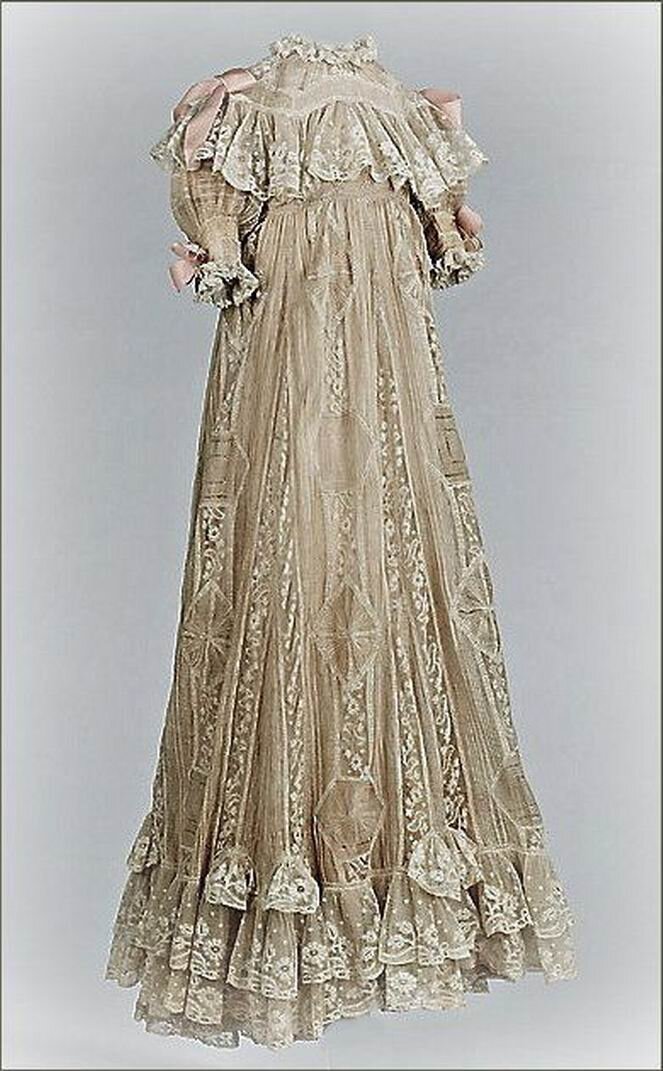Капот платье. Капот одежда женская 19 века. 1903 Victorian Lace Bridal Gown - Collector Costume. Как выглядит платье - капот. Капот одежда женская 19 века фото.