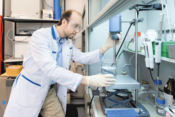    Максим Никитин в своей лаборатории