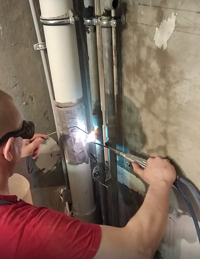 Сантехник за работой на объекте