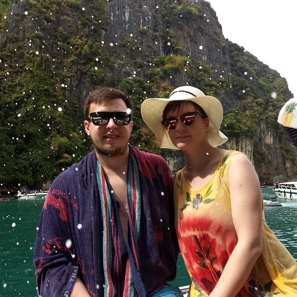 Катер останавливался в живописном заливе между островами, можно было искупаться или нырнуть с маской.