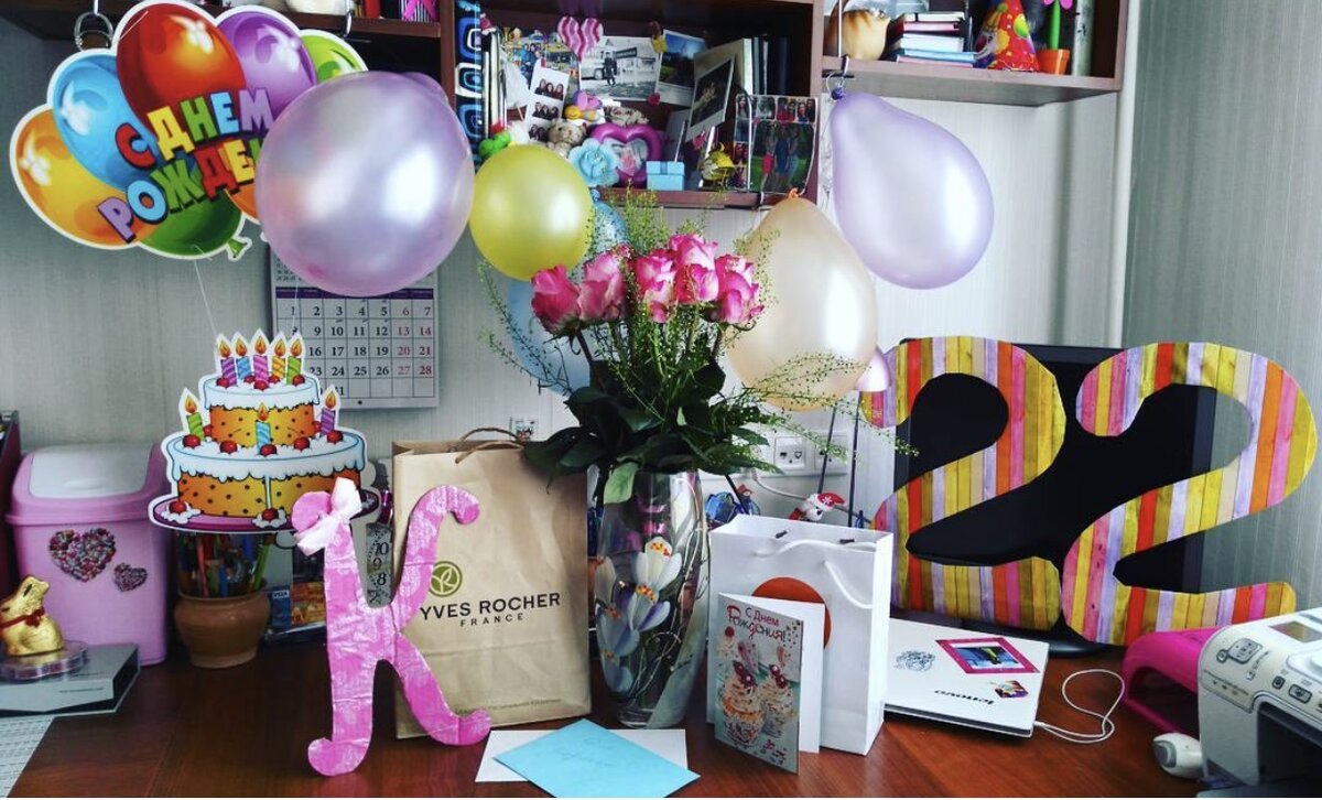 Стол с подарками. Фото автора