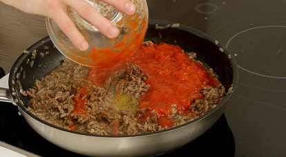 . Добавить соль, перец, лавровый лист, мускатный орех, корицу и помидоры, перемешать, уменьшить огонь и готовить 10-15 минут, не накрывая крышкой. Затем снять с огня.. Вскипятить подсоленную воду, бросить в нее макароны и варить на 3-4 минуты меньше, чем написано на упаковке. Затем слить воду и добавить к макаронам немного сливочного масла, чтобы они не слиплись.