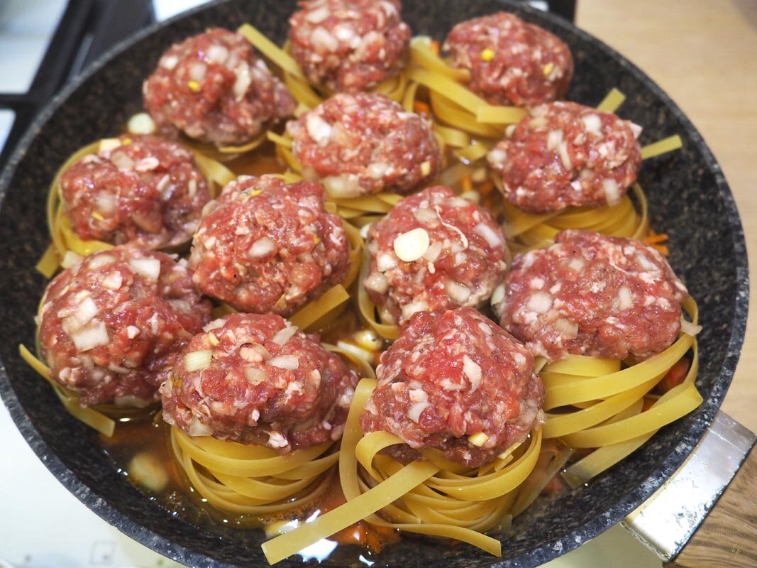 Мясные шарики в гнездах