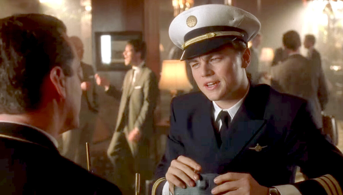 Леонардо ДиКаприо в роли Фрэнка Абигнейла. Кадр из кинофильма "Поймай меня, если сможешь", 2002 г., режиссер Стивен Спилберг, сценаристы Джефф Натансон, Фрэнк Абигнейл мл., Стэн Реддинг, композитор Джон Уильямс. Скриншот кадра для иллюстрации