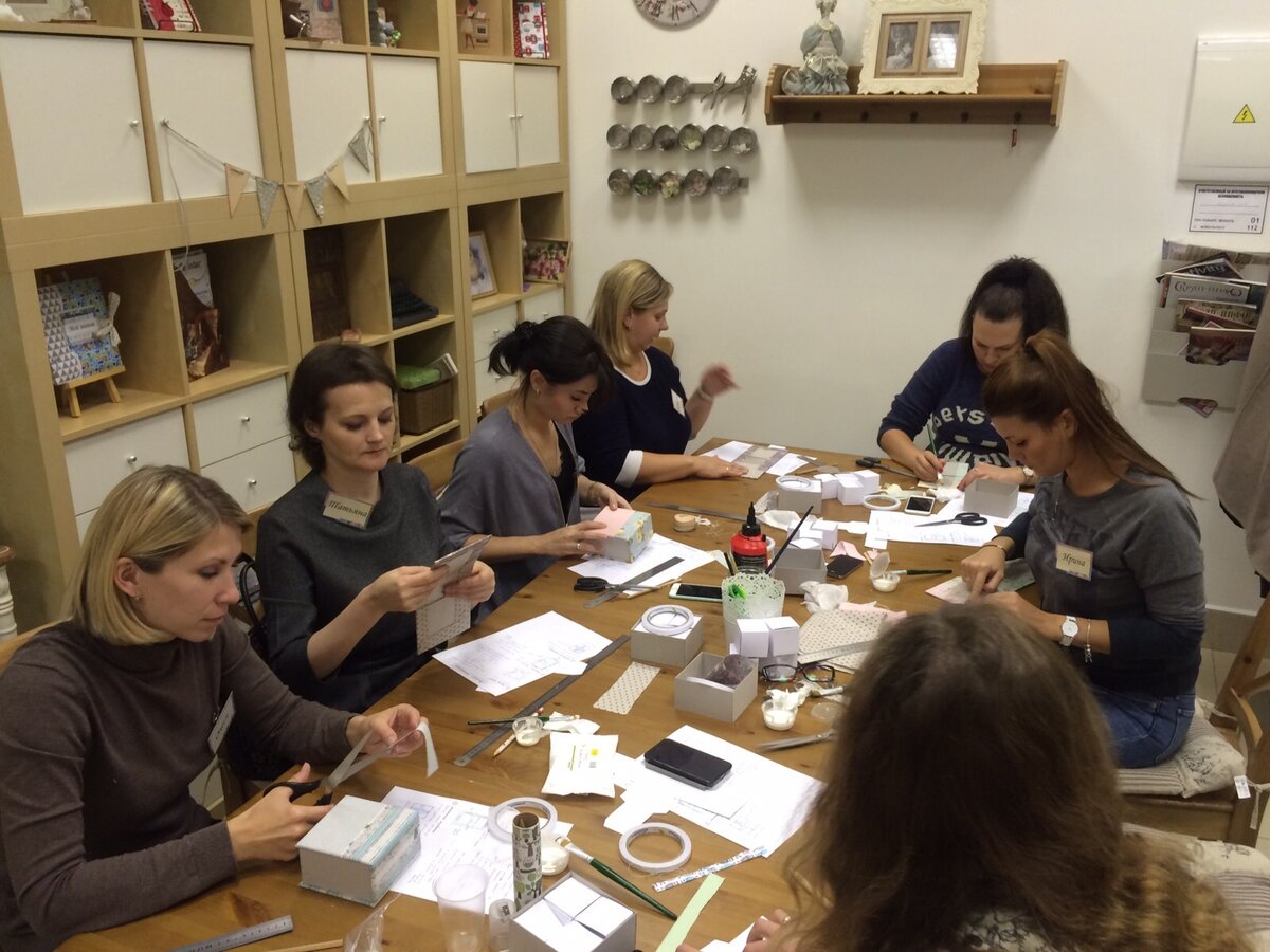 В мастерской ArtChoice был огромный стол, где умещалось 10 человек