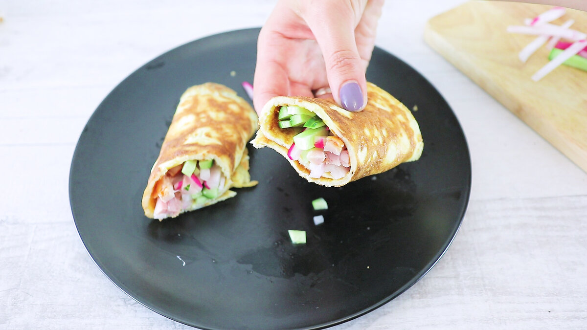 Яичный рулет с курицей и овощами