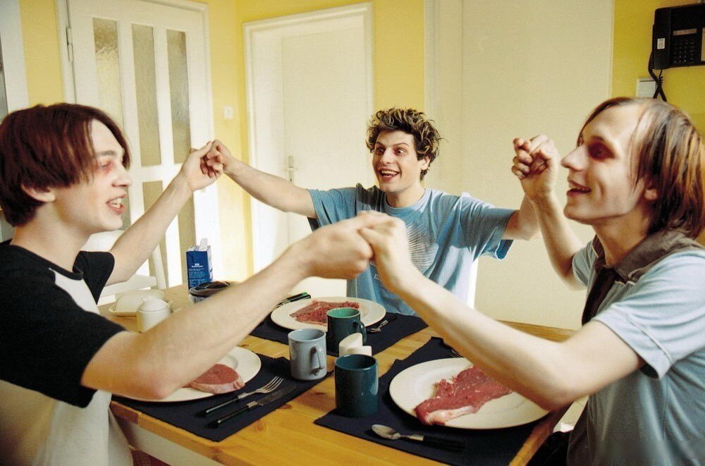 вглядитесь в эти одухотворённые лица - эт оу нас главные герои, хотя больше они похожи на персонажей из сериалов канала ТНТ (который в своё время и взялся фильм активно показывать)