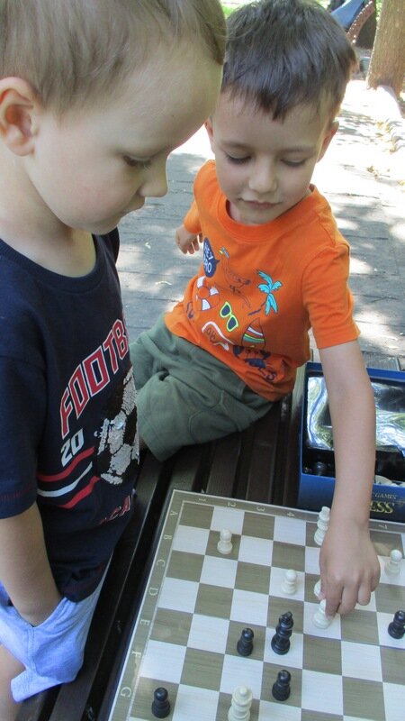 Мои внуки во время нашей игры в шахматы. Фото: "Женщина после 50"