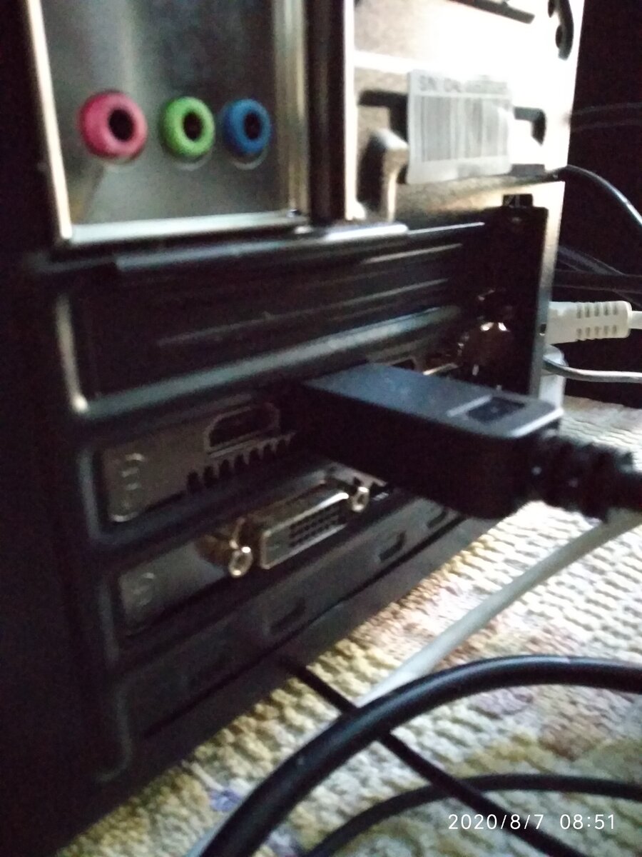 Корпус DEXP, толстые штекеры застревают при подключении