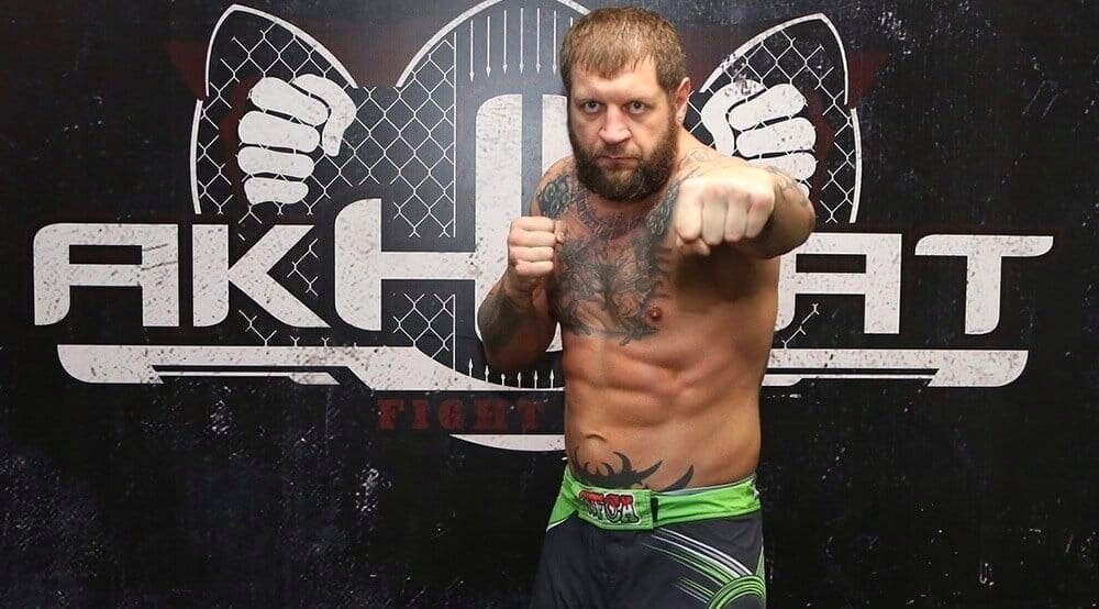 Александр Емельянеко - профессиональный боец MMA, выступающий с начала 21 столетия. Он младший брат Фёдора Емельянеко. В 2010 стал чемпионом ProFC в тяжёлой весовой категории. Как и многие наши спортсмены, Александр является выходцем из боевого самбо. У него есть один бой в профессиональном боксе, который завершился вничью. В смешанных единоборствах провёл 37 боёв, из них в 29 одержал победу. Половину своих поражений получил из-за недооценённости соперников. Не раз оказывался за решёткой, где продолжал тренироваться. Предпочитает сражаться в отечественных промоушенах. В последнее время подготовку к боям проходит в чеченском клубе "Ахмат". 
