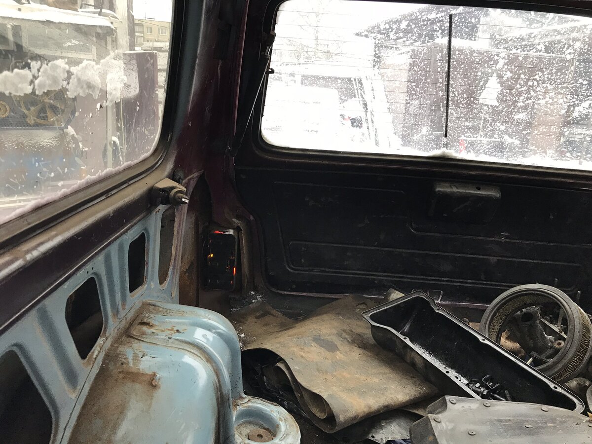 ... диван, ковролин...