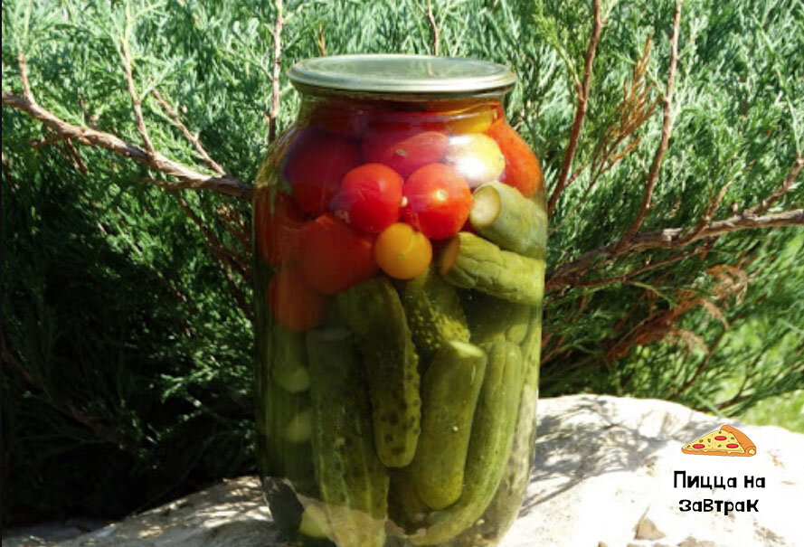 Помидоры с огурцами ассорти в 3 л банках. Овощное ассорти на зиму. Соленые огурцы и помидоры. Помидоры с огурцами ассорти в 3 л банках. Маринад для ассорти помидора с огурцами.