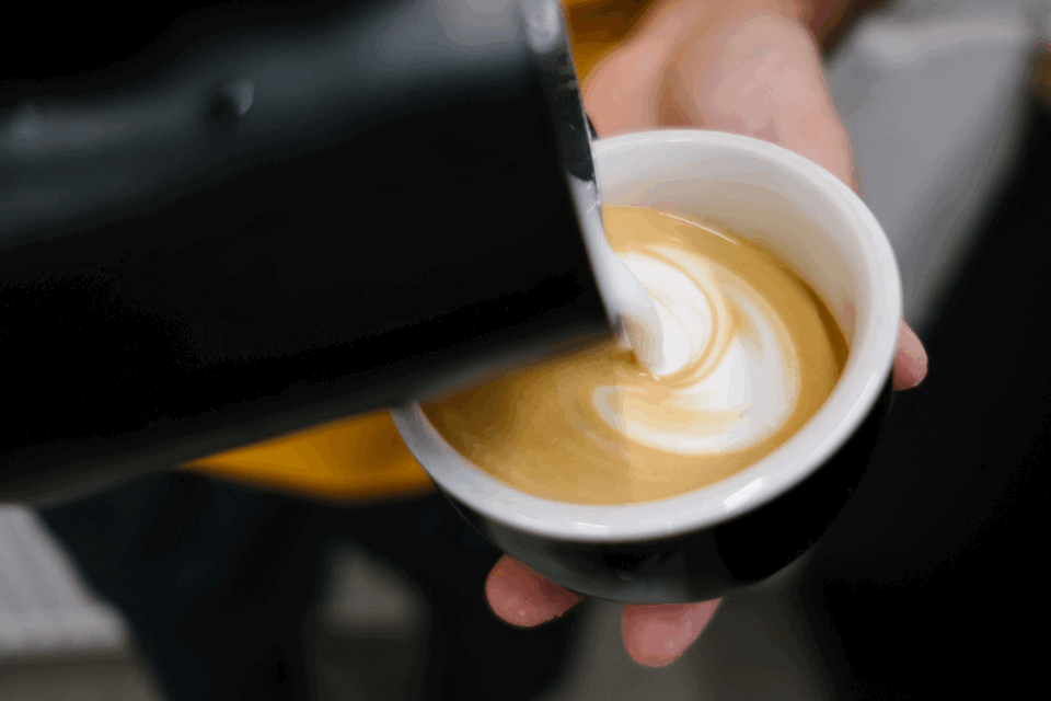 
«Рисуйте» молоком по поверхности, как кистью