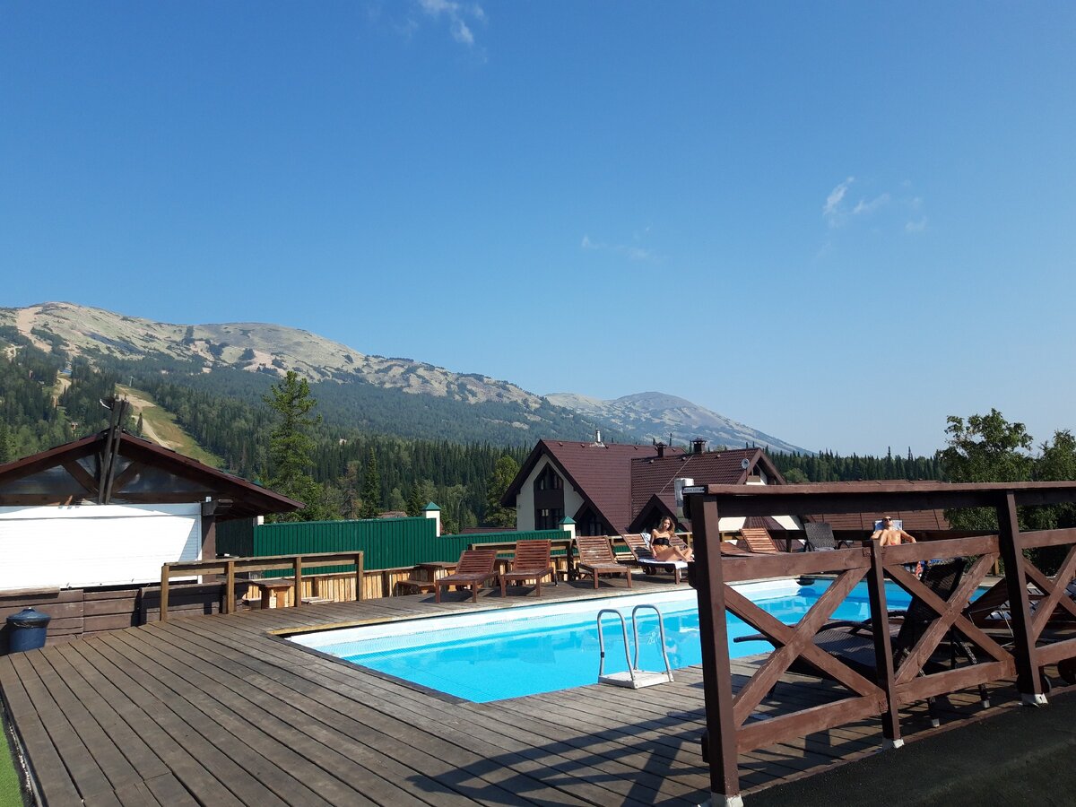 "Горный" бассейн в отельном городке, фото автора