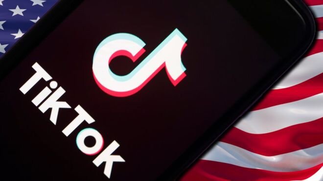 TikTok на фоне флага США