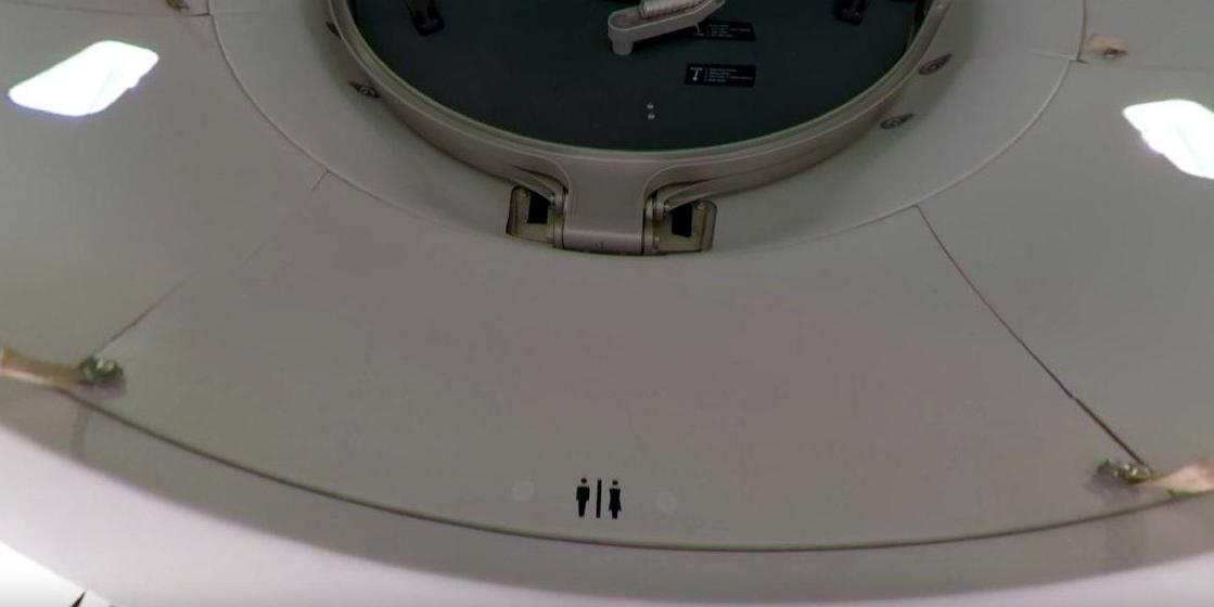 Upgraded scientist toilet. SPACEX Crew Dragon туалет. Туалет в корабле Crew Dragon. Туалет на Крю Дрэгон. Dragon 2 космический корабль туалет.