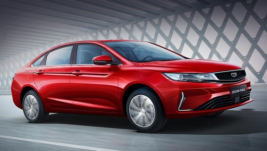 Модель Emgrand GL (4725×1802×1478 мм, база — 2700) оснащается турбочетвёрками 1.4 (141 л.с., 235 Н•м) и 1.5 (177 л.с., 255 Н•м). Первая идёт с «механикой» и вариатором, вторая — только с «роботом» 7DCT. Цены лежат в диапазоне 77 800–115 800 юаней (от 825 тысяч до 1,2 млн рублей).