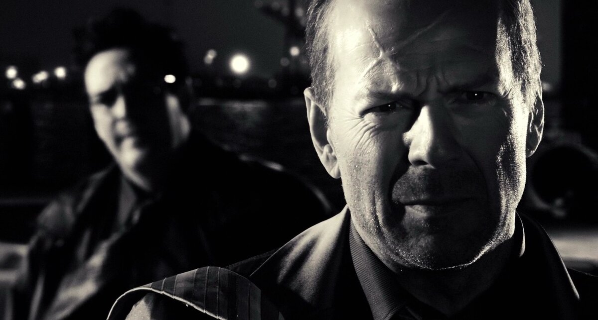 Детектив Джон Хартиган - "последний честный полицейский из нуара". Кадр из фильма "Город грехов" (2005)