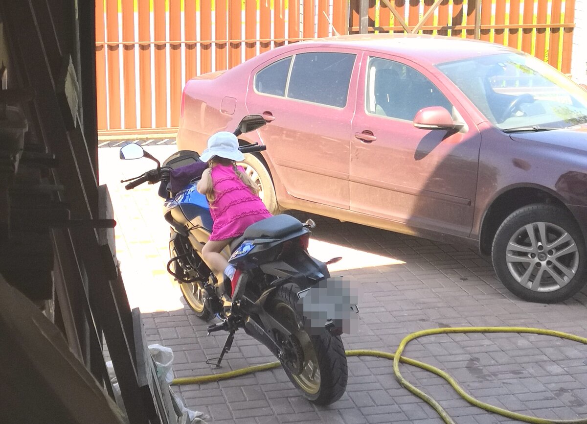 Фото автора. Мой муж тоже мотолюбитель, но культурный!