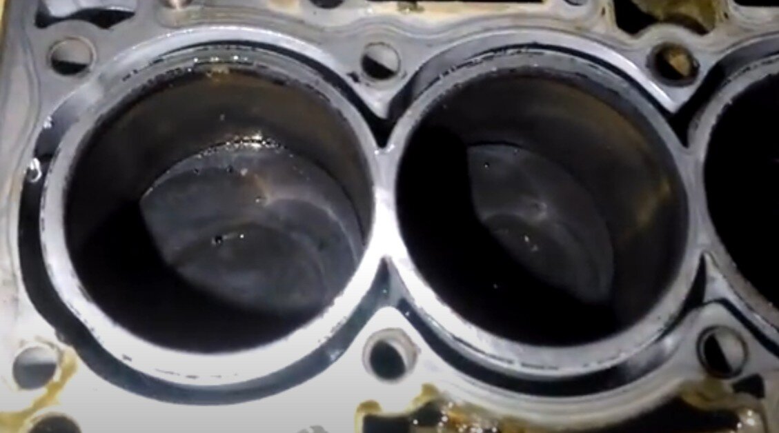 Мотор Optima 2.4 после 100 тыс. км. пробега. Жуткая грязь от GDI впрыска на поршнях, начавшие виднеться задиры на стенах блока цилиндров и, собственно, причина разбора двигателя - провернутый шатунный вкладыш. Можно, конечно сказать, что у новой K5 другой мотор, но надёжнее ли он?