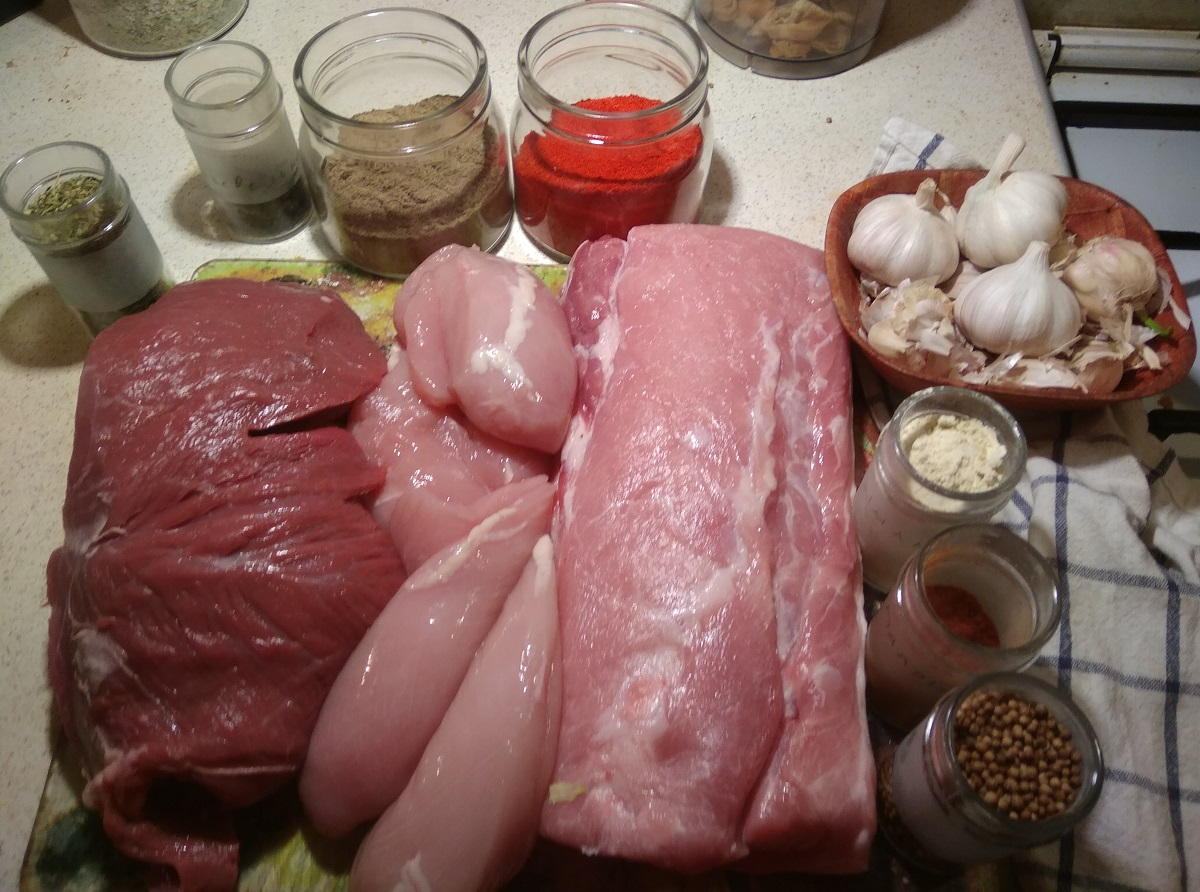 Тут я готовлю мясные деликатесы. Мне нравится, что можно купить любое мясо и любые приправы - пажитник, кориандр, белый перец и т.п.